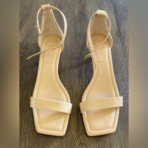 ♥️Vince Camuto Kitten Heel♥️